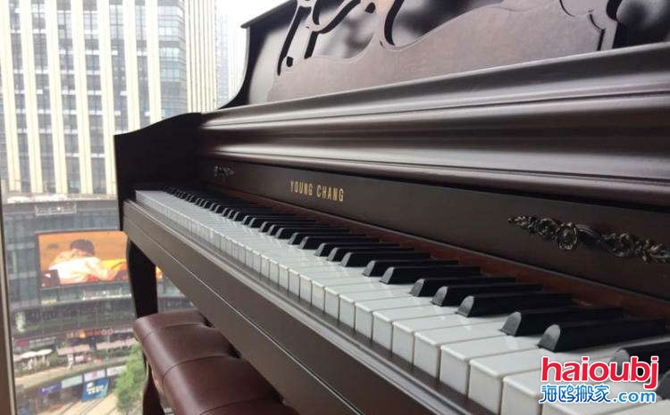 昆明的很多同學、學生、鋼琴老師、學校、鋼琴培訓機構等都會擁有自己的樂器鋼琴，在這期間就存在一個很大的問題。首先鋼琴體積比較大，重量不是一兩個人所能即的，往往都需要三五個壯男才能擺平。有的人會在網(wǎng)絡上咨詢昆明專業(yè)搬鋼琴電話、鋼琴搬遷，鋼琴搬運費等。.jpg