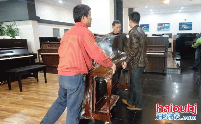昆明學(xué)校鋼琴搬運(yùn),昆明鋼琴搬家公司,昆明鋼琴培訓(xùn)機(jī)構(gòu)搬鋼琴,鋼琴搬運(yùn)價格.jpg